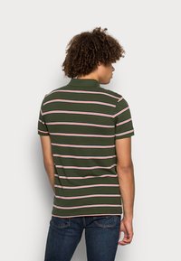 Levi's® Polo - grounded mossy green