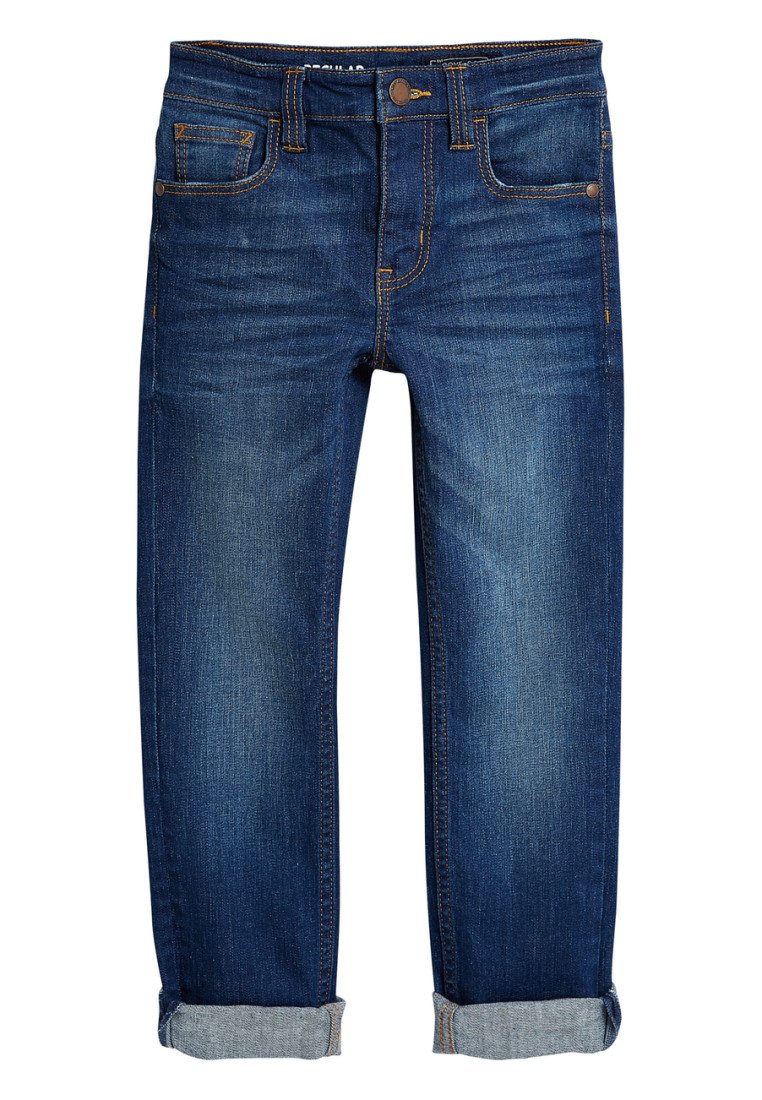 Jeans in denim blu scuro con taglio classico, caratterizzati da risvolti, cinque tasche e dettagli di cucitura a contrasto.