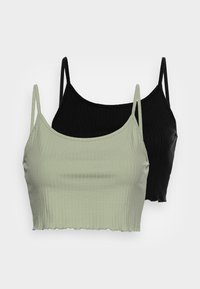Dois tops cropped canelados em verde claro e preto. Cada um possui alças finas e uma bainha serrilhada. Textura de tecido suave com costuras mínimas.