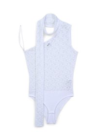 Body in pizzo bianco a spalla unica con lungo foulard in pizzo, caratterizzato da una parte inferiore in tessuto solido e chiusure a scatto regolabili nell'area inguinale.
