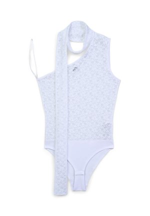 Body in pizzo bianco a spalla unica con lungo foulard in pizzo, caratterizzato da una parte inferiore in tessuto solido e chiusure a scatto regolabili nell'area inguinale.