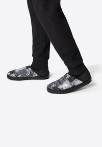 The North Face M THERMOBALL TRACTION MULE V - Scarpe da arrampicata - asphaltgreyabysmpt asgy