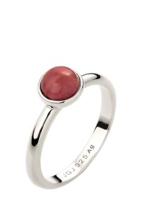 Silberring mit einem glatten, ovalen rosa Stein. Der Ring ist schlank und poliert, mit Markierungen im Inneren, die auf 925er Silber hinweisen.