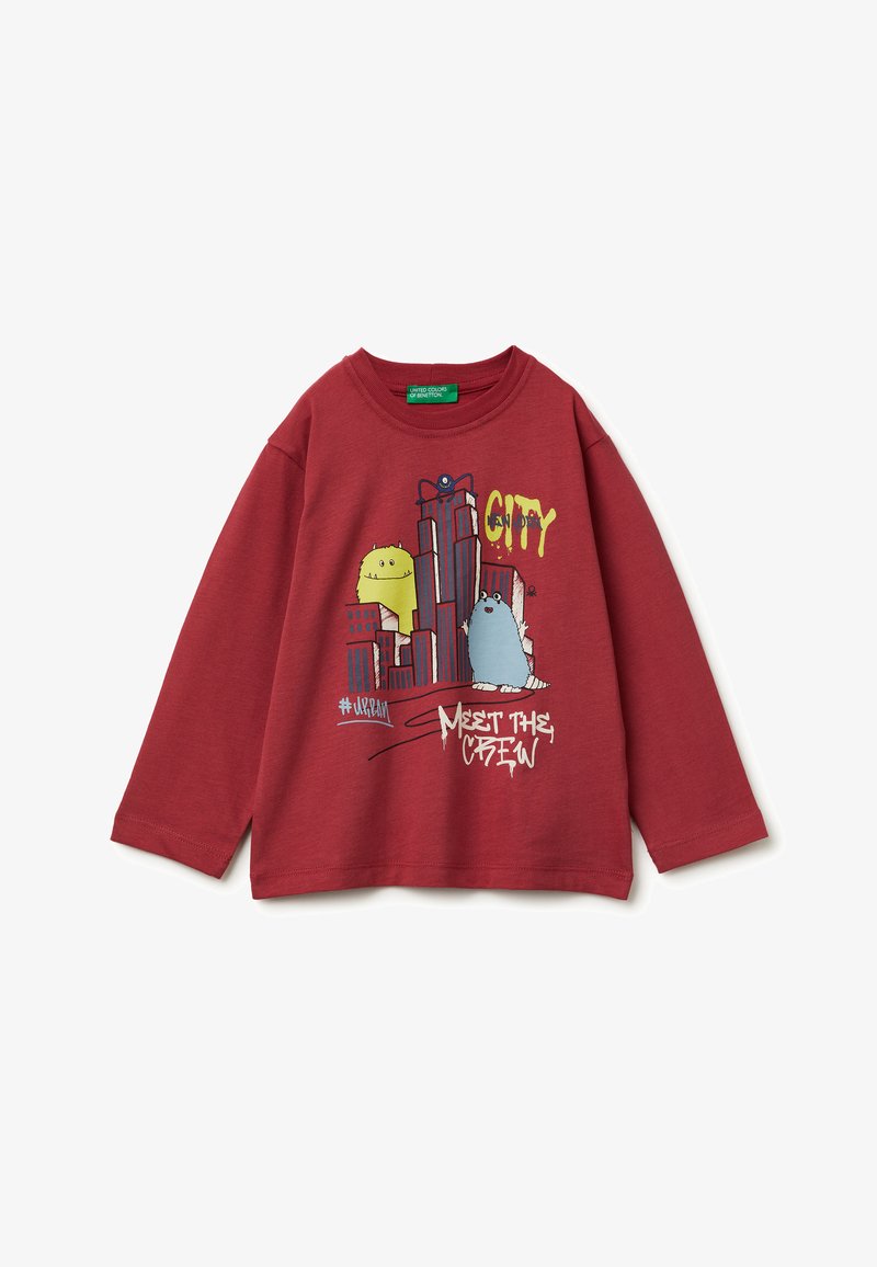 Sudadera de manga larga roja con gráficos de monstruos de dibujos animados y edificios de ciudad, con el texto "CITY" y "MEET THE CREW" en impresión colorida.