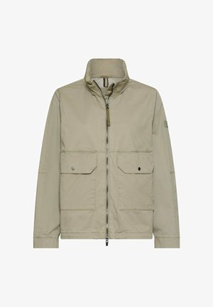 Beige Reißverschlussjacke mit hohem Kragen, zwei vorderen Pattentaschen mit Druckknöpfen und langen Ärmeln vor weißem Hintergrund.