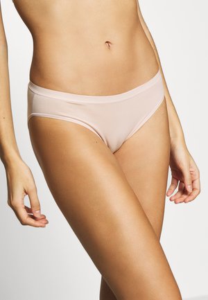 Ljust rosa hipsterunderkläder gjorda av mjukt tyg, med en slät midjeband och en enkel design utan synliga mönster eller detaljer.