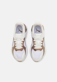 Baskets de sport blanches avec accents bruns. Tige en mesh, bout arrondi et semelle rembourrée. Dotées de lacets plats et d'un logo sur la languette.