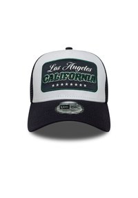 Ασπρόμαυρο καπέλο οδηγού φορτηγού με κέντημα "Los Angeles CALIFORNIA" σε πράσινο και λευκό, με πλευρές από μαύρο δίχτυ και ρυθμιζόμενο λουράκι.