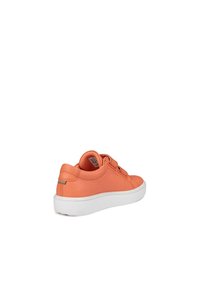 Pomarańczowe sneakersy o textured wykończeniu, z białą gumową podeszwą i podwójnymi rzędami rzepów z boku dla pewnego zapięcia.