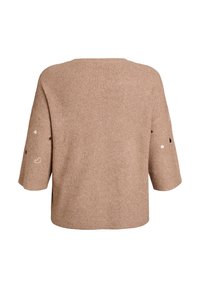 Maglione marrone a maglia con vestibilità comoda, maniche larghe e corte, e ricamo a forma di cuore in bianco e rosso scuro sulle maniche.