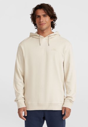 Sudadera beige hecha de una tela suave y texturizada, con capucha ajustable. Presenta un pequeño logo bordado en el pecho y puños acanalados.
