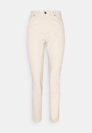 Beige puuvillahousut suoran lahkeiden suunnittelulla, joissa on edessä nappisulku ja kaksi sivutaskua. Pehmeä rakenne, minimalistinen tyyli.