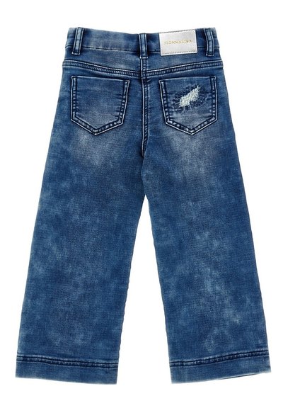 Jeans in denim con una tonalità blu medio e una texture sbiadita, con due tasche posteriori e un piccolo dettaglio ricamato vicino alla vita.