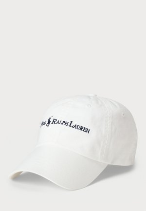 Balta medvilninė beisbolo kepuraitė su tamsiai mėlynu siuvinėtu "Polo Ralph Lauren" logotipu ir mažo ponio grafika priekyje.
