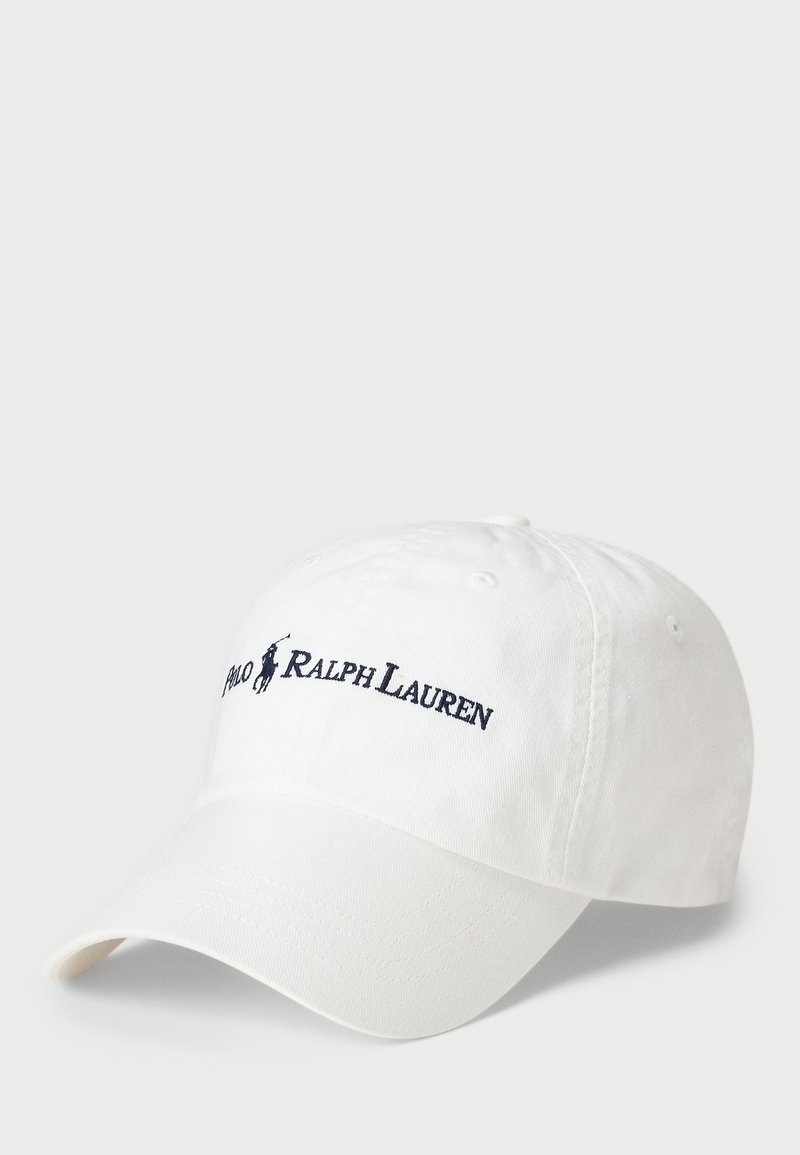 Balta kokvilnas beisbola cepure ar tumši zilu izšūtu "Polo Ralph Lauren" logo un mazu ponija grafiku priekšpusē.
