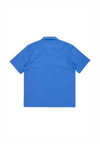 Camisa de manga corta azul hecha de una tela texturizada, con un cuello estándar y un dobladillo recto. La vista trasera no muestra gráficos ni adornos.