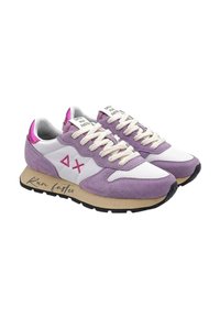 Sneakers viola e bianche con materiale in suede e rete, dotati di dettagli rosa, lacci rotondi e testo "Corri più veloce" sulla suola.