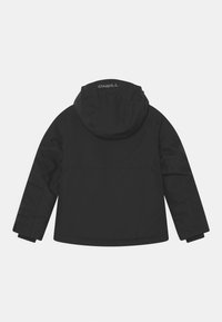 Chaqueta impermeable negra con capucha, diseño aerodinámico, puños elásticos y el logotipo de la marca impreso en la parte superior de la espalda.