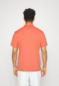 Nike Performance SOLID - Polo - madder root/white