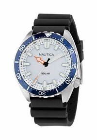 Nautica napenergiás óra ezüst színű rozsdamentes acél tokban, fehér számlap, kék keret, fekete szilikon szíj, narancssárga óra mutató és lumineszcens jelölők.