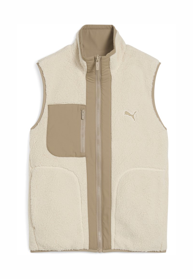 Beige Fleece-Weste mit Reißverschluss, hohem Kragen und zwei großen Vorderaschen. Verfügt über eine beige Stoffakzenttasche und ein Logo auf der Brust.