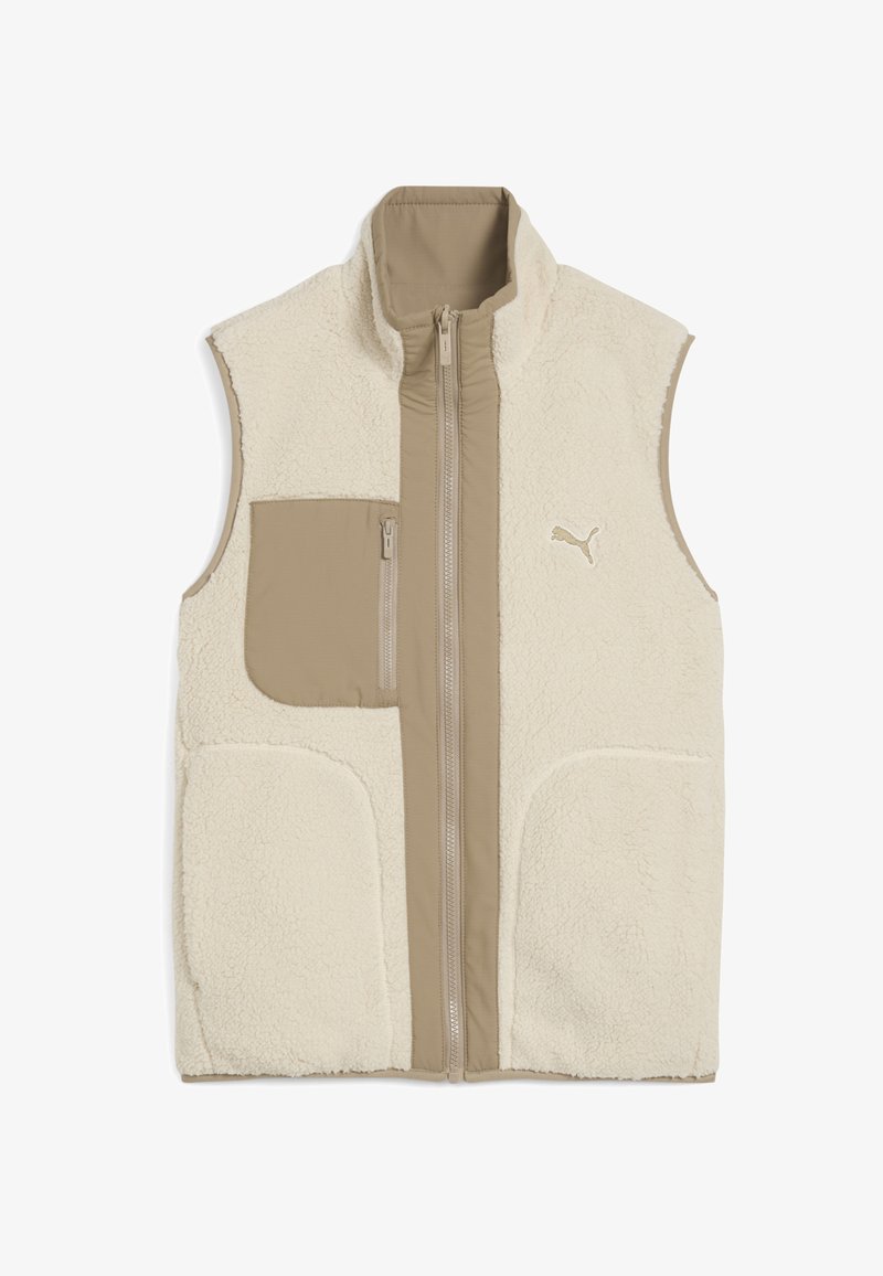 Beige Fleece-Weste mit Reißverschluss, hohem Kragen und zwei großen Vorderaschen. Verfügt über eine beige Stoffakzenttasche und ein Logo auf der Brust.