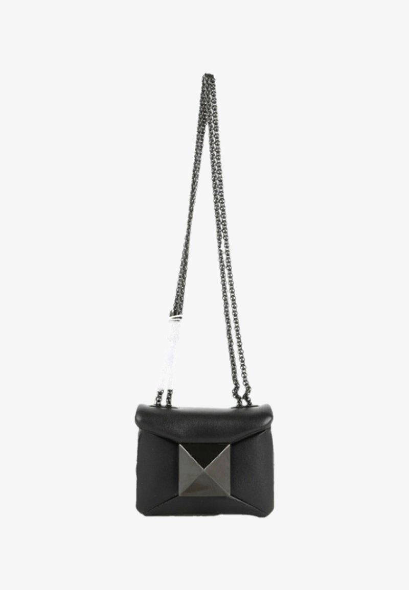 Schwarze Lederhandtasche mit großem quadratischem Metallpyramidenakzent und doppeltem silbernen Ketten-Schulterriemen.