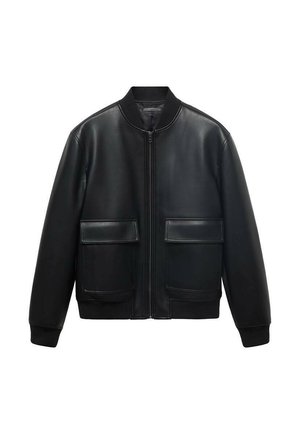 Chaqueta bomber de cuero negro con cremallera frontal, cuello acanalado y dos grandes bolsillos frontales. Textura suave y corte relajado.
