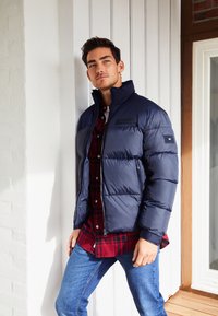 Tommy Hilfiger NEW YORK PUFFER JACKET - Winterjacke - desert sky