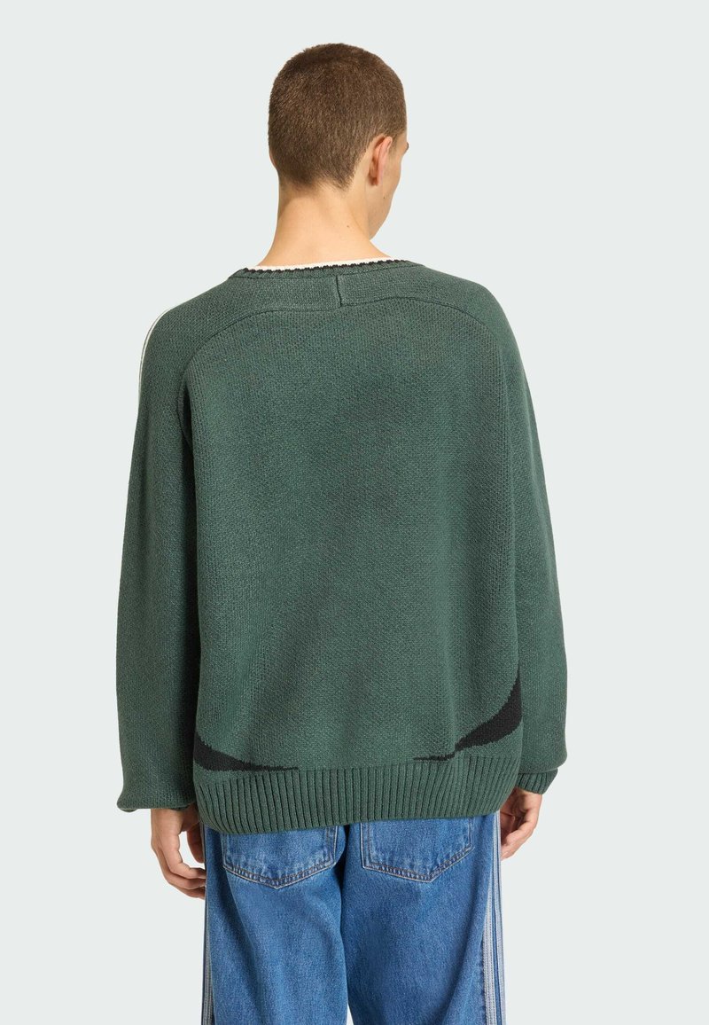 Maglione verde in maglia con una vestibilità comoda, caratterizzato da orli a coste e dettagli in nero. La texture sembra morbida e leggermente ampia.