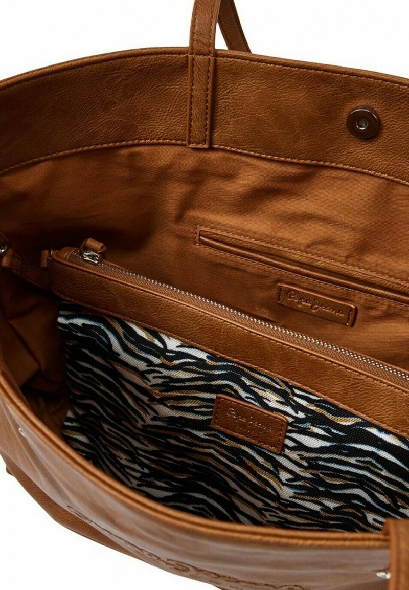 Pepe BRUNA - shopping camel -