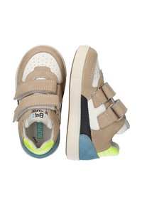 Beige en witte sneakers met klittenbandsluiting, geperforeerd leer, lichtblauwe en neon groene accenten, rubberen zool, gewatteerde kraag.