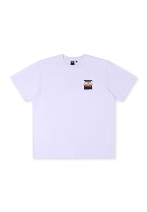 Helllila T-Shirt aus Baumwolle mit Rundhalsausschnitt. Verfügt über einen kleinen, grafischen Druck auf der linken Brust in Schwarz- und Orangetönen.