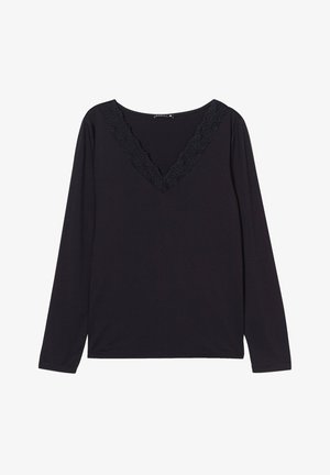 Haut noir à manches longues avec un col en V, doté d'une bordure en dentelle le long de l'encolure. Tissu doux avec une texture lisse. Design simple, sans motifs.