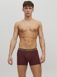 Burgunderfarbene Baumwollboxershorts mit einem kontrastierenden elastischen Bund in Blau und Gelb, auf dem der Markenname "JACK & JONES" zu sehen ist.