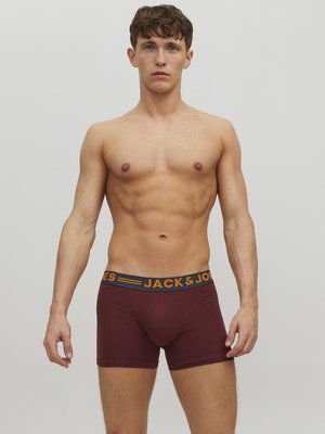 Burgunderfarbene Baumwollboxershorts mit einem kontrastierenden elastischen Bund in Blau und Gelb, auf dem der Markenname "JACK & JONES" zu sehen ist.