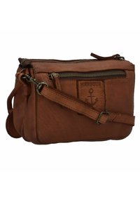 Borsa a tracolla in pelle marrone con superficie texturizzata, tasca frontale con zip e logo ancorato in rilievo. Tracolla regolabile e accessori in metallo.