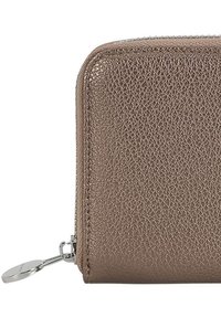 Portefeuille en cuir texturé marron avec fermeture éclair et détails en métal, présentant un design lisse et compact.