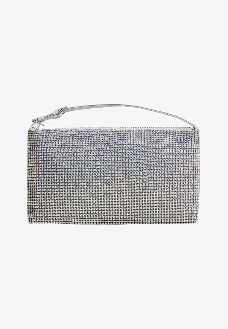 Sac pochette rectangulaire couvert de strass argentés, doté d'une bandoulière amovible pour poignet et d'une fermeture éclair sur le dessus. Surface texturée.