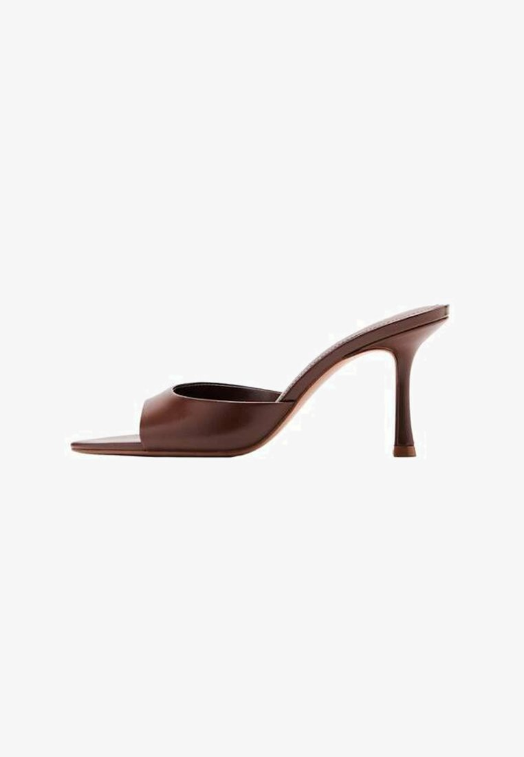 Mule maro cu vârf decupat, cu toc ascuțit și finisaj neted, lucios. Prezintă un design curbat și un toc înalt și subțire pentru o siluetă elegantă.