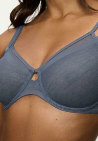 Triumph - Biustonosz z trójkątną miseczką