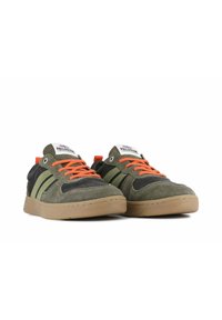 Sneakers verde in suede con accenti grigi, lacci arancioni e suola in gomma marrone. Presentano il logo sulla linguetta e una design con strisce laterali.