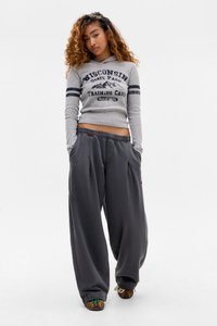 Grå langærmet cropped hoodie med "Wisconsin State Park Training Camp" print, parret med løstsiddende mørkegrå sweatpants.