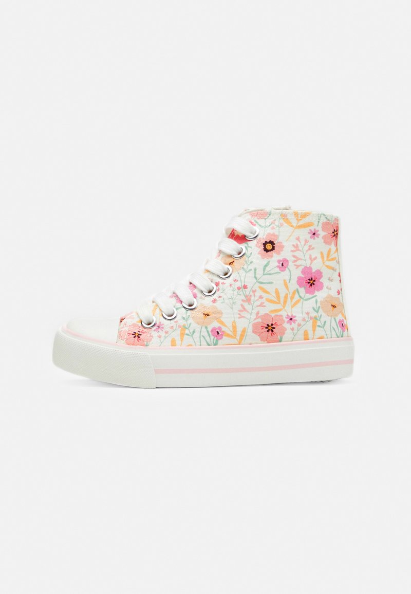 Sneakers înalte cu un imprimeu floral în nuanțe de roz, portocaliu și verde pe o pânză albă. Talpă din cauciuc albă cu accente roz.