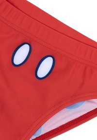 Costume da bagno rosso con una texture liscia, caratterizzato da due grandi forme ovali bianche contornate di blu navy. All'interno presenta un motivo a pois blu chiaro e bianchi.