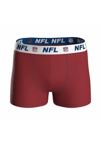 Bóxer rojo con un ajuste ceñido, con una cintura blanca marcada con "NFL" en azul y un logo. Textura suave y costuras mínimas visibles.