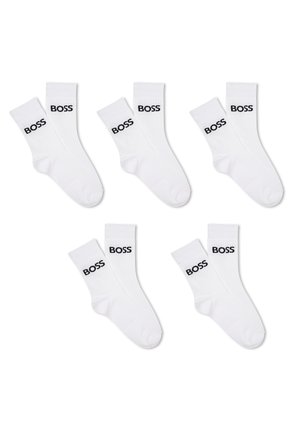 Calzini bianchi in cotone con polsini a coste, marchio nero "BOSS" sul lato e design classico a lunghezza media. Set di cinque paia.