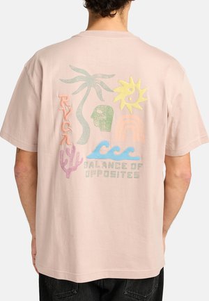 Rosa Baumwoll-T-Shirt mit buntem grafischen Design, das eine Palme, Sonne, Wellen, einen Regenbogen und den Text "BALANCE DER GEGENSÄTZE" zeigt. Kurzärmlig.