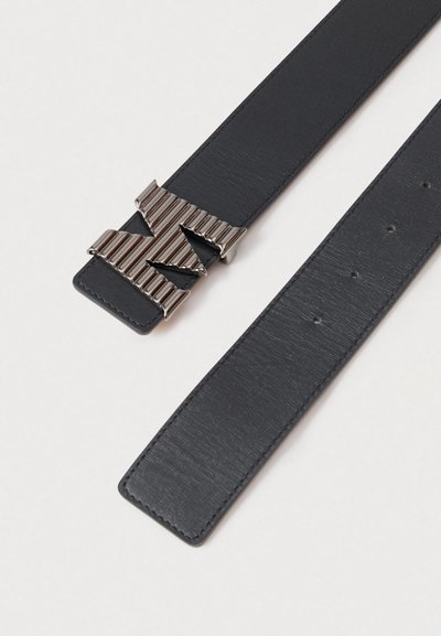 Curea sintetică neagră cu un finisaj texturat, având o cataramă metalică cu striații care formează un design stilizat al literelor.