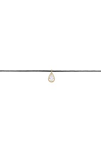 Tårnformet vedhæng lavet af klart gemstone, sat i metal med gullignende finish, hængende fra en tynd sort snor. Simpelt og moderne design.